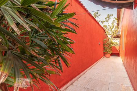 Casa à venda com 630m², 6 quartos e 5 vagasCorredor externo 