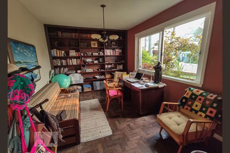 Casa à venda com 269m², 4 quartos e 2 vagas Casa à venda com 269m², 4 quartos e 2 vagasEscritório