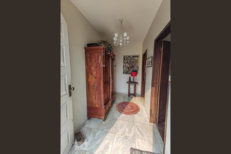 Casa à venda com 269m², 4 quartos e 2 vagas Casa à venda com 269m², 4 quartos e 2 vagasHall