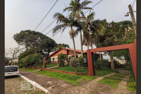 Casa à venda com 269m², 4 quartos e 2 vagas Casa à venda com 269m², 4 quartos e 2 vagasFachada