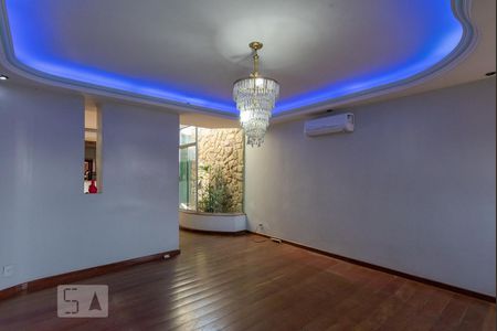 Sala de Estar de casa para alugar com 4 quartos, 250m² em Vila Pompéia, Campinas