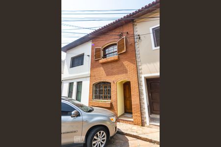 Casa à venda com 120m², 2 quartos e 1 vaga Casa à venda com 120m², 2 quartos e 1 vagaFachada