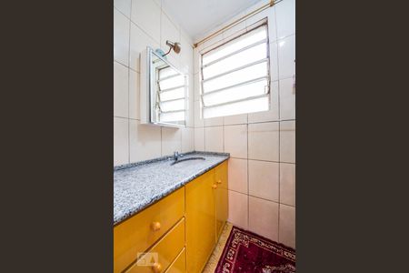 Banheiro de apartamento à venda com 2 quartos, 74m² em Floresta, Porto Alegre