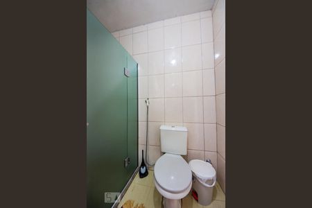 Banheiro de apartamento à venda com 2 quartos, 74m² em Floresta, Porto Alegre