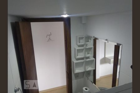 Banheiro de kitnet/studio para alugar com 1 quarto, 30m² em Água Verde, Curitiba