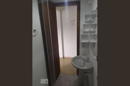 Banheiro de kitnet/studio para alugar com 1 quarto, 30m² em Água Verde, Curitiba