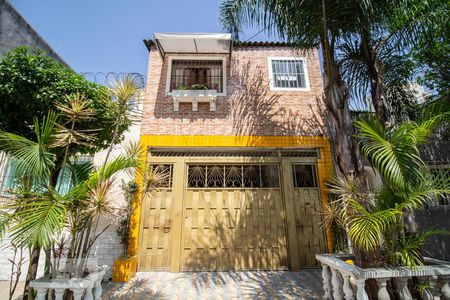 Casa à venda com 150m², 8 quartos e 4 vagas Casa à venda com 150m², 8 quartos e 4 vagasFachada