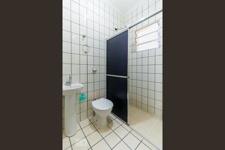 Banheiro de casa de condomínio à venda com 2 quartos, 75m² em Vila Carmosina, São Paulo