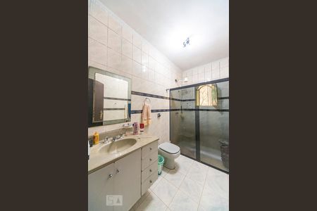 Banheiro  de casa à venda com 3 quartos, 242m² em Vila Curuçá, Santo André