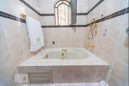 Casa à venda com 242m², 3 quartos e sem vagaBanheira 