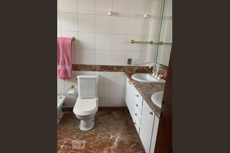 Apartamento à venda com 248m², 4 quartos e 4 vagasBanheiro da Suite