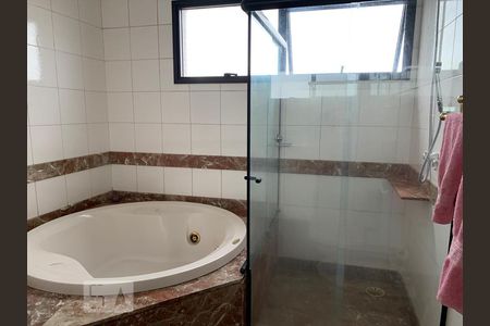 Apartamento à venda com 248m², 4 quartos e 4 vagasBanheiro da Suite