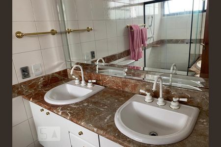 Apartamento à venda com 248m², 4 quartos e 4 vagasBanheiro da Suite