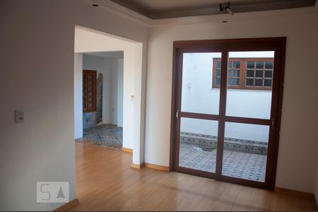 Sala de Estar de casa de condomínio à venda com 3 quartos, 250m² em Santo Antônio, Porto Alegre