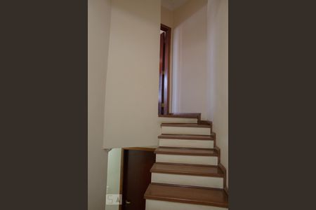 Casa à venda com 225m², 3 quartos e 3 vagasEscada