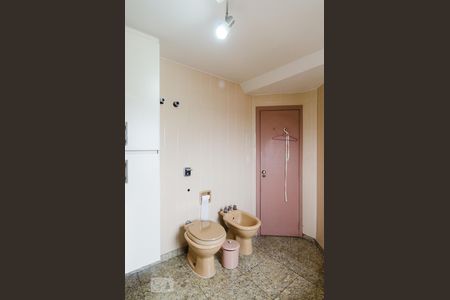 Apartamento para alugar com 320m², 3 quartos e 4 vagas Apartamento para alugar com 320m², 3 quartos e 4 vagasBanheiro da suíte 1