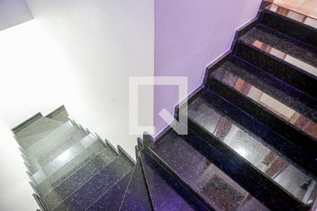 Casa de condomínio à venda com 137m², 3 quartos e 2 vagas Casa de condomínio à venda com 137m², 3 quartos e 2 vagasEscada