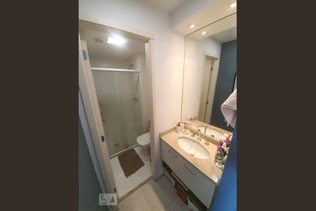 Banheiro de apartamento para alugar com 1 quarto, 45m² em Brooklin Paulista, São Paulo