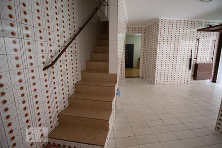 Casa à venda com 169m², 3 quartos e 2 vagasEscada com acesso à sala