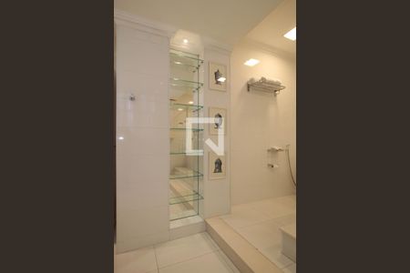 Apartamento para alugar com 140m², 3 quartos e 1 vaga Apartamento para alugar com 140m², 3 quartos e 1 vagaBanheiro da Suíte