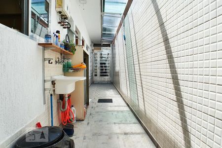 Casa à venda com 200m², 3 quartos e 2 vagasCorredor 