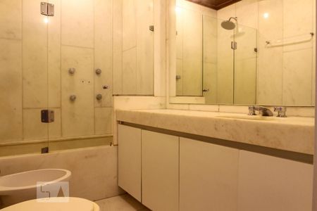 Apartamento à venda com 380m², 4 quartos e 4 vagasBanheiro do Quarto 4 - Suíte