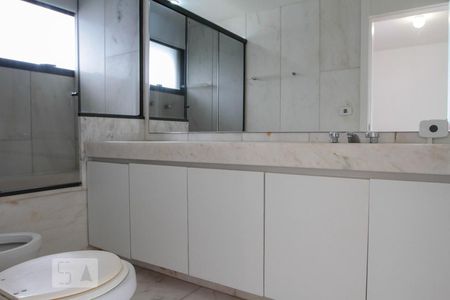 Apartamento à venda com 380m², 4 quartos e 4 vagasBanheiro do Quarto 2 - Suíte