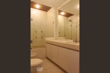 Apartamento à venda com 380m², 4 quartos e 4 vagasBanheiro do Quarto 4 - Suíte