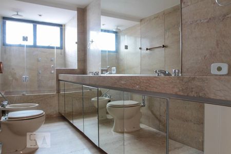 Apartamento à venda com 380m², 4 quartos e 4 vagasBanheiro do Quarto 1 - Suíte