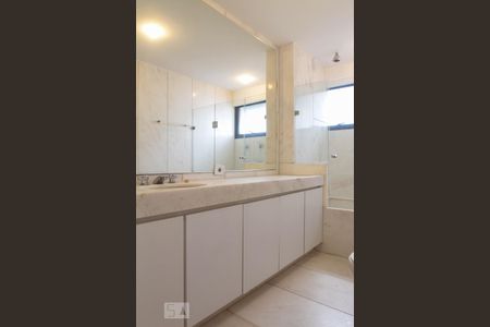 Apartamento à venda com 380m², 4 quartos e 4 vagasBanheiro do Quarto 3 - Suíte