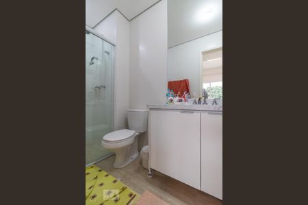 Banheiro de kitnet/studio para alugar com 1 quarto, 49m² em Tamboré, São Paulo
