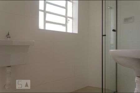 Banheiro de kitnet/studio para alugar com 1 quarto, 40m² em Água Branca, São Paulo