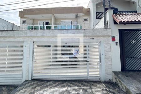 Casa à venda com 220m², 3 quartos e 4 vagas Casa à venda com 220m², 3 quartos e 4 vagasFachada