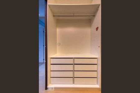 Casa de condomínio à venda com 400m², 4 quartos e 6 vagasCloset da Suíte 4