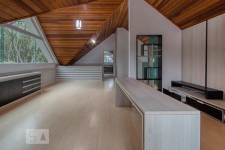 Casa de condomínio à venda com 400m², 4 quartos e 6 vagasÁtico