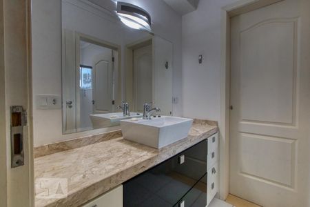 Casa de condomínio à venda com 400m², 4 quartos e 6 vagasBanheiro das Demi Suítes 1 e 2