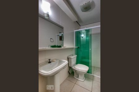 Casa de condomínio à venda com 400m², 4 quartos e 6 vagasBanheiro de Serviço