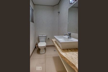 Casa de condomínio à venda com 400m², 4 quartos e 6 vagasLavabo