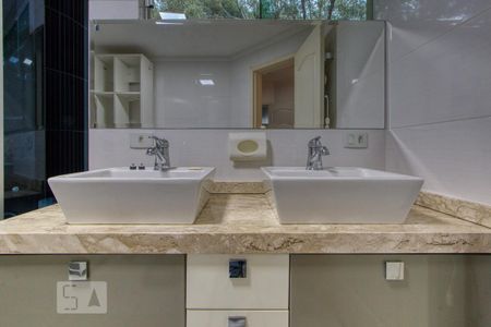 Casa de condomínio à venda com 400m², 4 quartos e 6 vagasBanheiro da Suíte 4