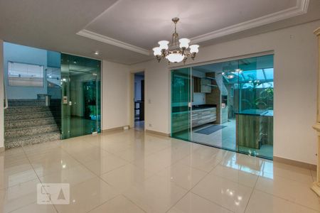 Casa de condomínio à venda com 400m², 4 quartos e 6 vagasSala