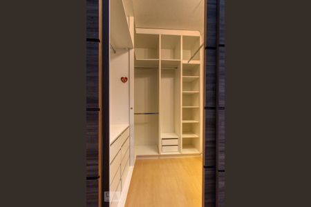 Casa de condomínio à venda com 400m², 4 quartos e 6 vagasCloset da Suíte 4