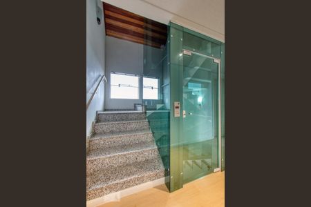 Casa de condomínio à venda com 400m², 4 quartos e 6 vagasEscada e elevador do 2º Andar