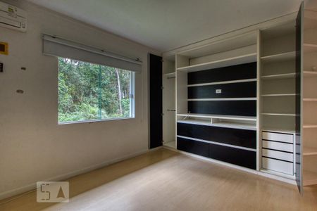 Casa de condomínio à venda com 400m², 4 quartos e 6 vagasDemi Suíte 02