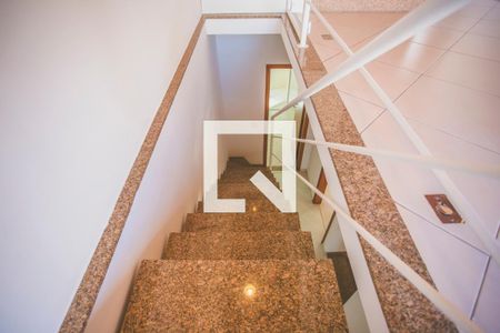 Casa de condomínio à venda com 203m², 3 quartos e 2 vagas Casa de condomínio à venda com 203m², 3 quartos e 2 vagasEscada