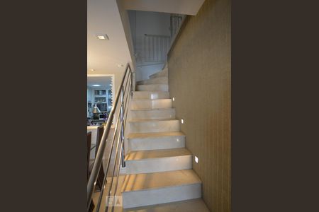 Apartamento à venda com 170m², 4 quartos e 2 vagasEscada