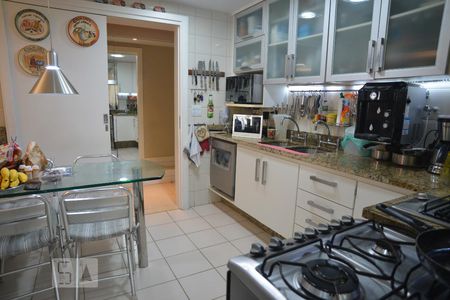 Apartamento à venda com 170m², 4 quartos e 2 vagasCozinha