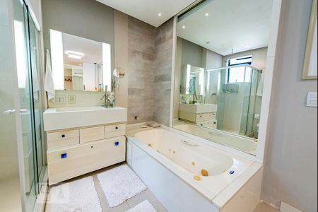 Apartamento à venda com 198m², 3 quartos e 3 vagasBanheiro da Suíte 2