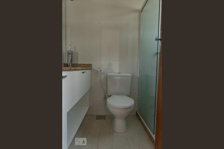 Banheiro da Suíte de casa de condomínio para alugar com 3 quartos, 100m² em Vargem Grande, Rio de Janeiro