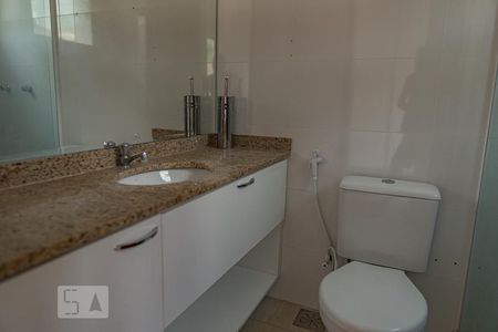 Banheiro da Suíte de casa de condomínio para alugar com 3 quartos, 100m² em Vargem Grande, Rio de Janeiro