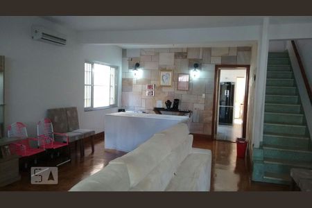 Casa à venda com 212m², 3 quartos e 2 vagasSala